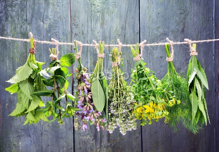 Fotobehang Kruidenboeketten op een houten achtergrond