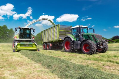 Fotobehang Landbouwmachines tijdens het hooien op het veld