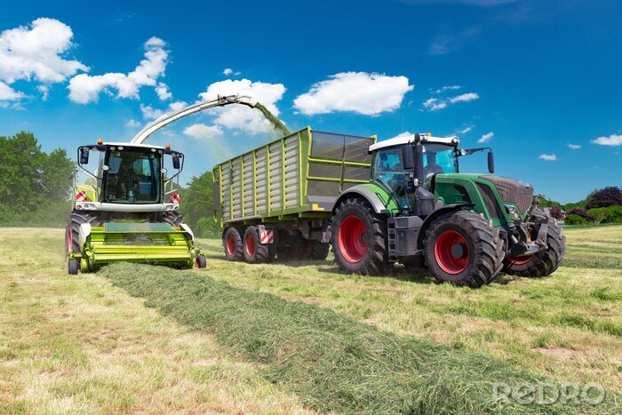 Fotobehang Landbouwmachines tijdens het hooien op het veld