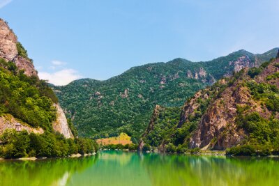 Landschap met bergen van Olt Vallei in Roemenië