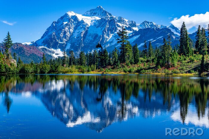 Fotobehang Landschap met een meer en uitzicht op de bergen