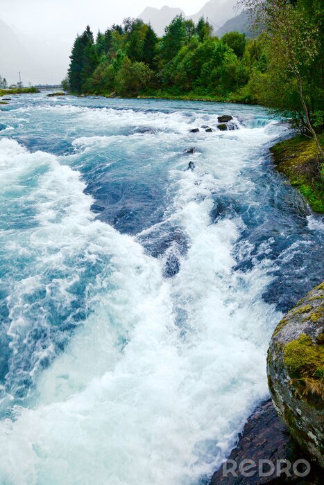 Fotobehang Landschap met een stormachtige rivier