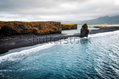 Fotobehang Landschap met een zwart strand
