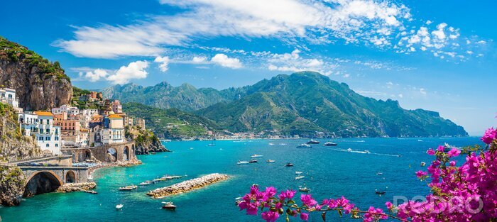 Fotobehang Landschap met het stadje Atrani aan de beroemde Amalfikust in Italië