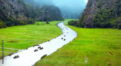 Fotobehang Landschap met rivier en bergen in Tam Coc, Vietnam