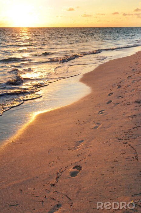 Fotobehang Landschap met voetafdrukken op het strand