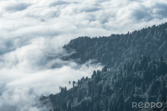 Fotobehang Landschap van een berg in wolken