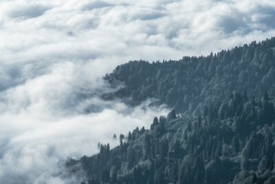 Fotobehang Landschap van een berg in wolken