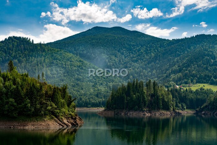 Fotobehang Landschap van groene berg en meer
