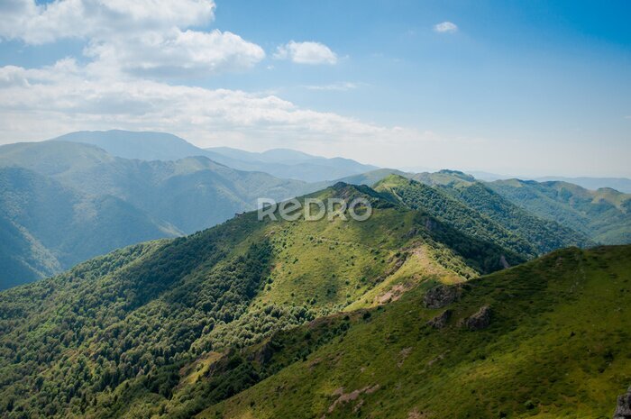 Fotobehang Landschap van groene berg tegen de blauwe lucht