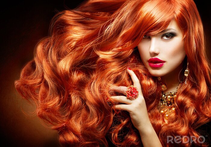 Fotobehang Lang krullend rood haar. Fashion Portret van de Vrouw