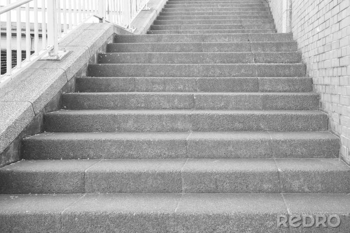 Fotobehang Lange outdoor betonnen trap in het openbare park ..