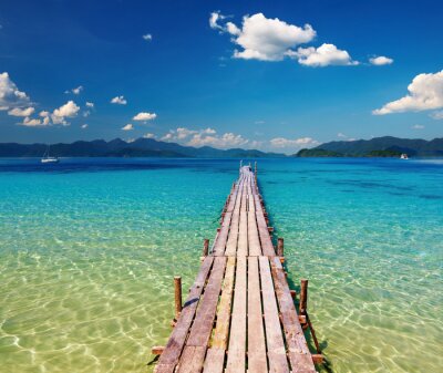 Fotobehang Lange pier aan een kleurrijke zee