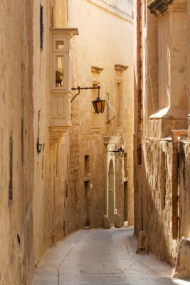 Fotobehang Lantaarn in oude smalle straat van Mdina, Malta