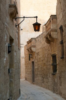 Fotobehang Lantaarn in oude smalle straat van Mdina, Malta