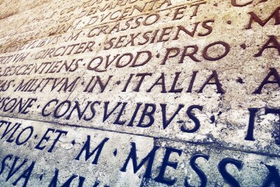 Fotobehang Latijnse inscripties op betonnen muur