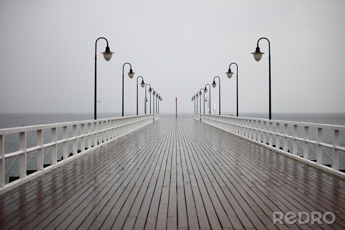 Fotobehang Lege pier in de regen