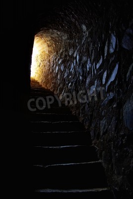 Fotobehang licht aan eind van tunnel in het Portugees kasteel