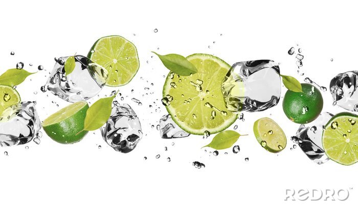 Fotobehang Limoenschijfjes en ijsblokjes die in het water worden gedoopt.