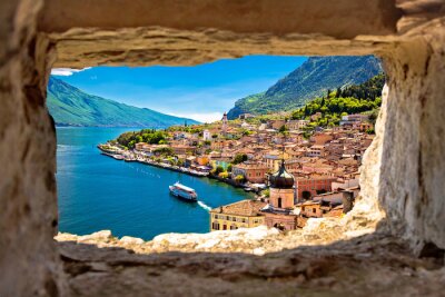 Fotobehang Limone sul Garda uitzicht door stenen raam vanaf de heuvel
