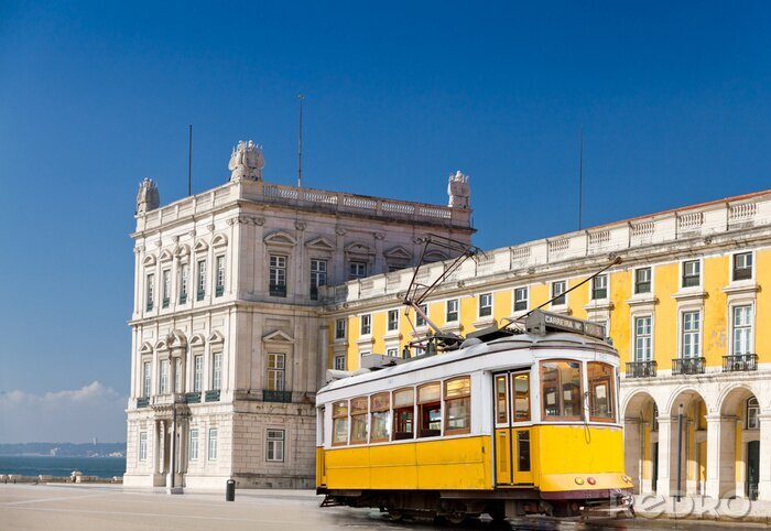 Fotobehang Lissabon gele tram op centraal plein Praca de Comercio, Portugal