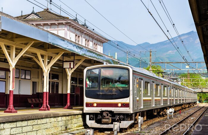 Fotobehang Lokale trein bij station Nikko - Japan