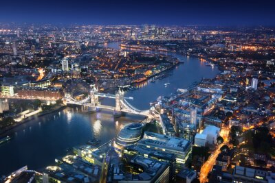 Londen bij nacht met stedelijke architectuur en de Tower Bridge