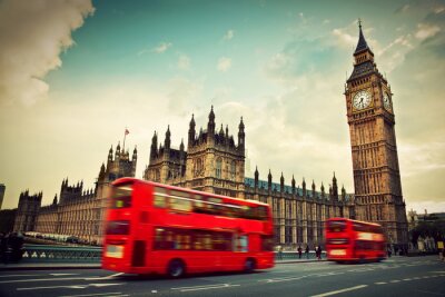 Londen, het UK. Rode bus in beweging en de Big Ben