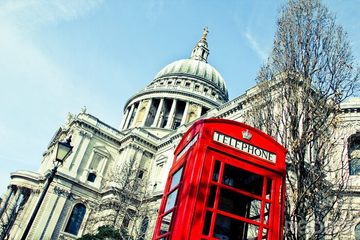 Fotobehang Londense telefooncel op de achtergrond van St Pauls
