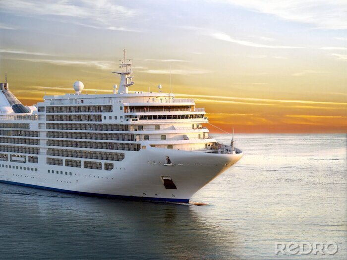 Fotobehang Luxe cruiseschip dat van de haven op zonsondergang