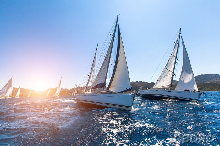Fotobehang Luxe jachten op Sailing regatta. Zeilen in de wind door de golven in de zee.