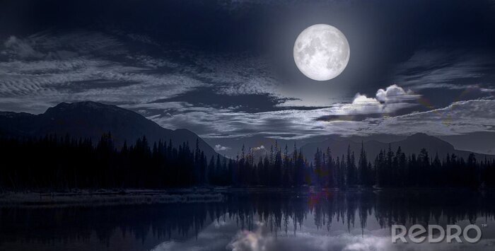 Fotobehang Maanlicht boven een meer in de bergen