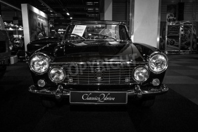Fotobehang MAASTRICHT, NEDERLAND - 8 januari 2015: Sportwagen Fiat OSCA Maserati 1600 S Coupe, 1963.Black en wit. International Exhibition InterClassics & Topmobiel 2015