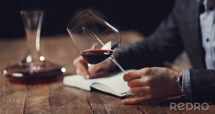 Fotobehang Man en een glas wijn