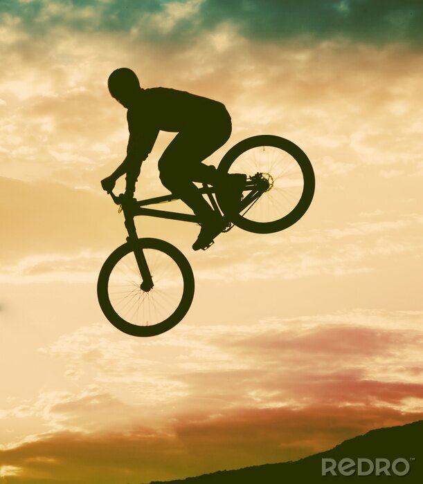 Fotobehang Man met fiets in de lucht