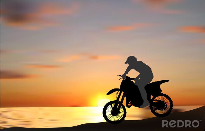 Fotobehang man op de motorfiets in de buurt van de zee bij zonsondergang
