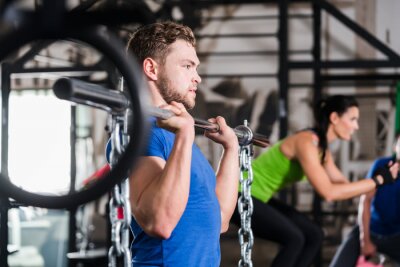 Man op de sportschool bij Functional Fitness Sports met domoor en ketting