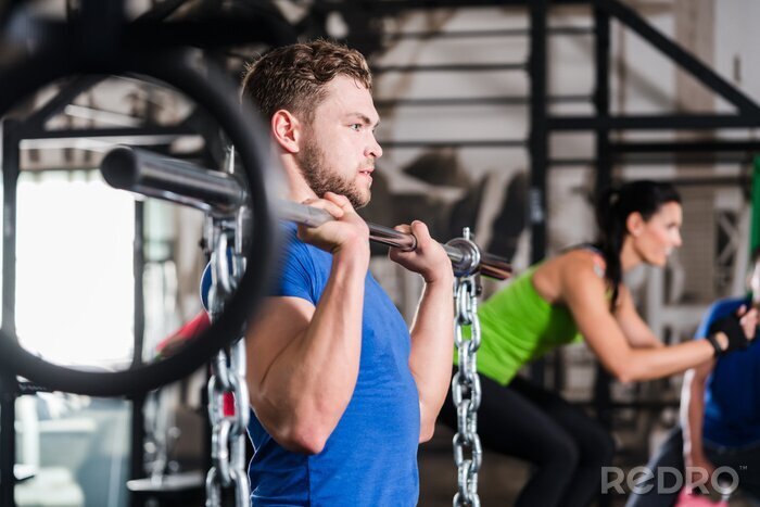 Fotobehang Man op de sportschool bij Functional Fitness Sports met domoor en ketting