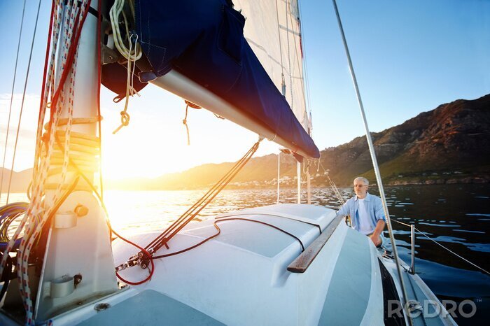 Fotobehang Man op een zeilboot