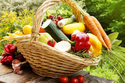 Fotobehang Mand met groenten in de tuin