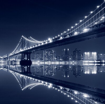 Manhattan Bridge en weerspiegeling in het water