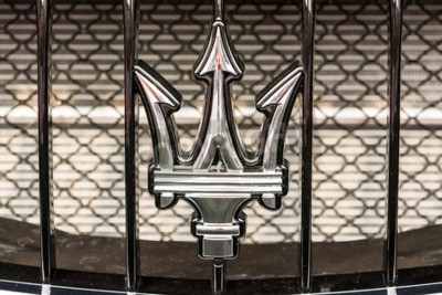 Fotobehang Maserati-logo op de auto