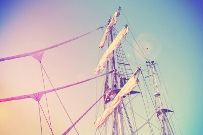 Fotobehang Mast van een zeilschip tegen de hemel
