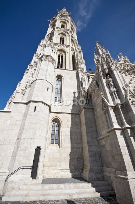 Fotobehang Matthias Church Boedapest toren lage hoek met blauwe hemel