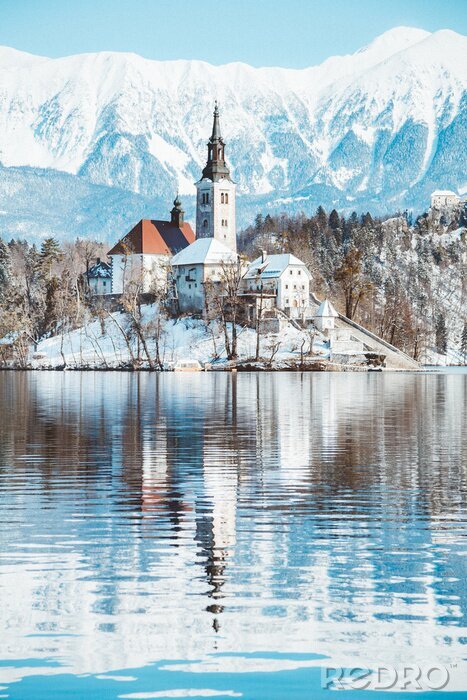 Fotobehang Meer Bled met het Eiland en het Kasteel van Bled bij zonsopgang in de winter, Slovenië