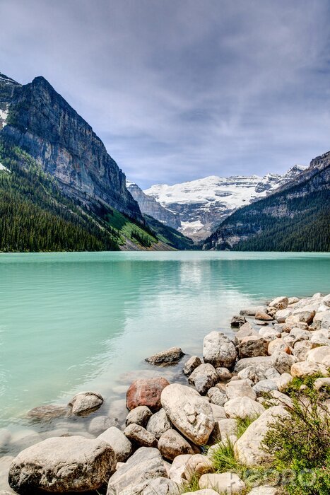 Fotobehang Meer op de achtergrond van de bergen