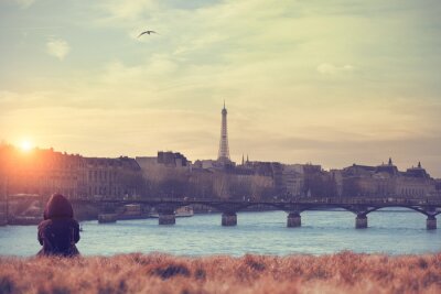 Fotobehang Meisje aan de Seine in Parijs