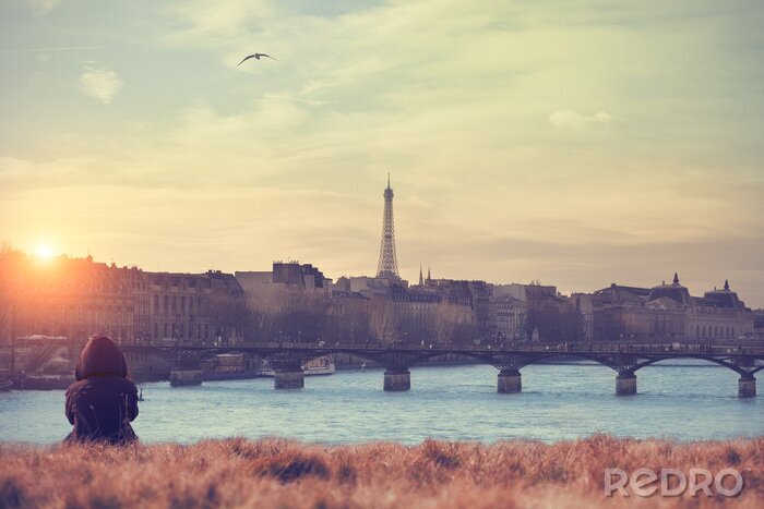 Fotobehang Meisje aan de Seine in Parijs