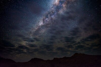 Fotobehang Melkwegboog, sterren in de lucht, de Namib-woestijn in Namibië, Afrika. Enkele schilderachtige wolken.