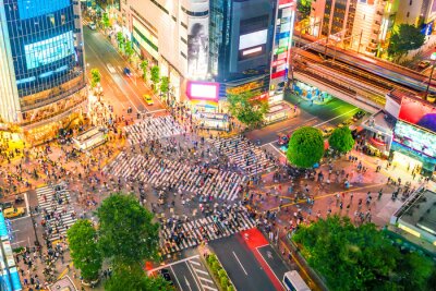 Mensen op een kruispunt in Tokio